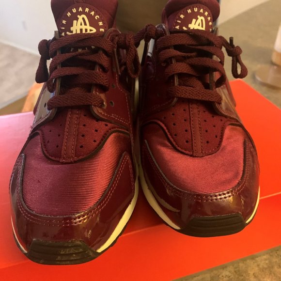 Nike Womens Huraches size 7.  New with box - Picture 2 of 4